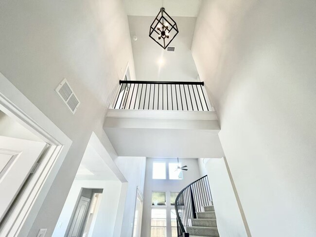 Building Photo - 6121 White Creek Dr