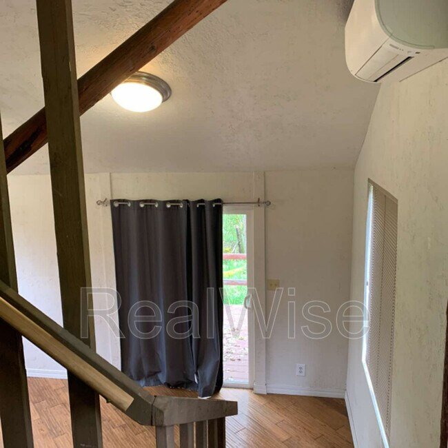 Foto del edificio - 2451 W Jones Creek Rd