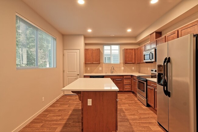 Building Photo - Spacious Townhome - 2 Primary Bedroom Suites