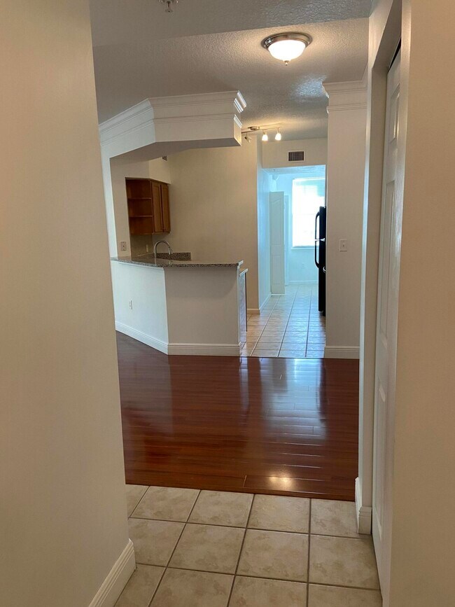 Foto del edificio - 9825 Baywinds Blvd