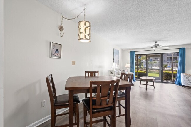 Foto del edificio - 1920 Bent Grass Dr