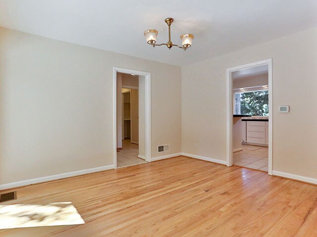 Foto del edificio - Spacious and Light Lake Oswego Home