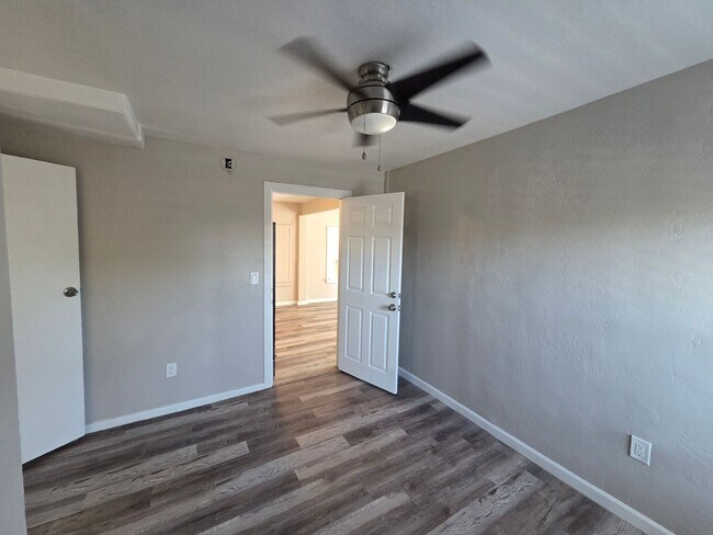 Building Photo - Phoenix 3 Bed/3 Bath in Coronado!