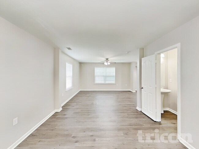Foto del edificio - 311 Lind Point Ln