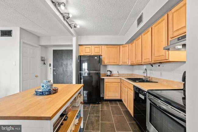 Building Photo - 10709 Valley Forge Cir