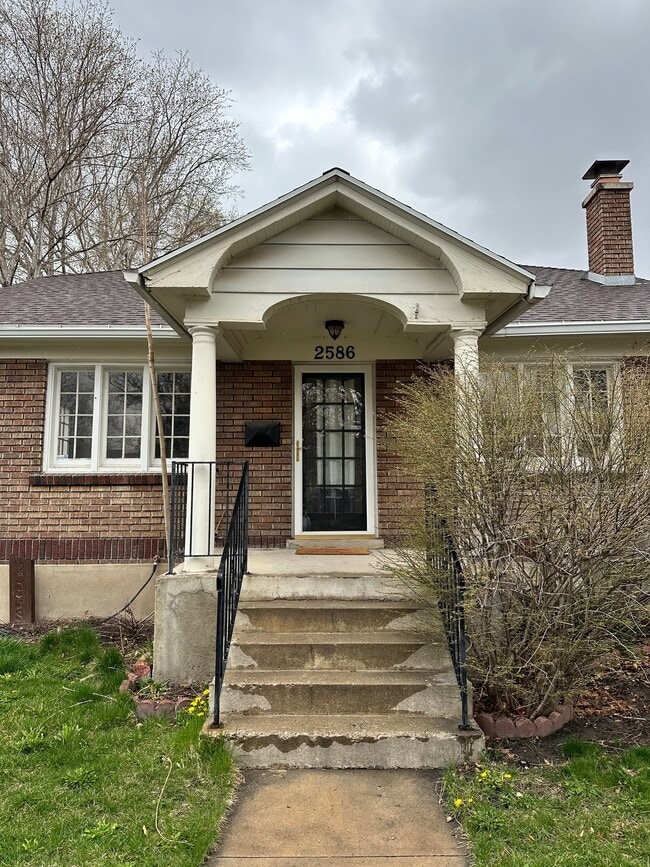 Building Photo - 2586 Lake St