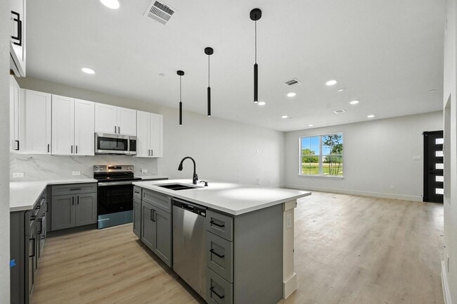 Building Photo - Brand-new modern townhome in Rowlett featu...