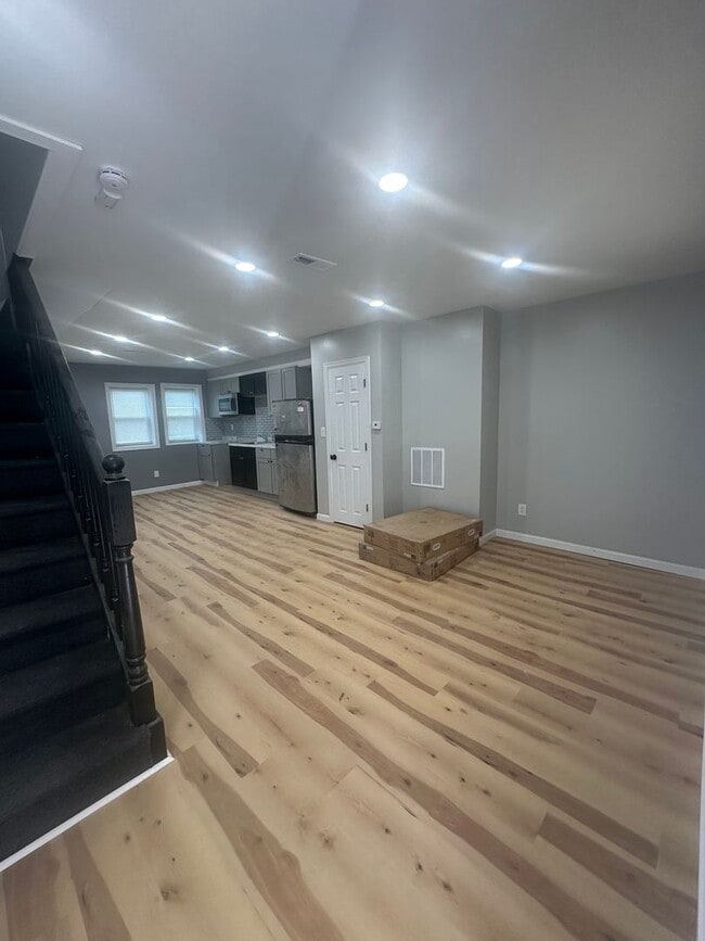 Building Photo - 3 Bed / 1 Bath Fully Renovated Row Home in...