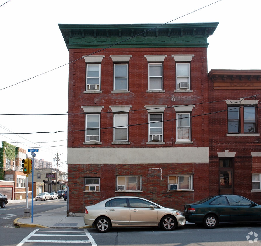 Building Photo - 6125 Broadway