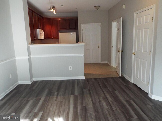 Building Photo - 2801 Forest Run Dr