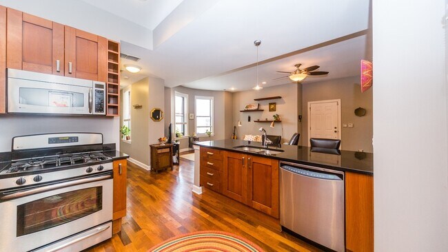 Foto del edificio - 561 W Briar Pl