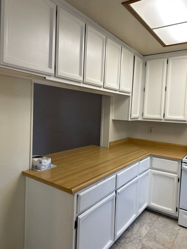 Building Photo - Desirable 3 bedroom 2 bath condo