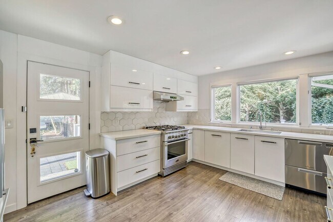 Building Photo - Yarrow Point Home