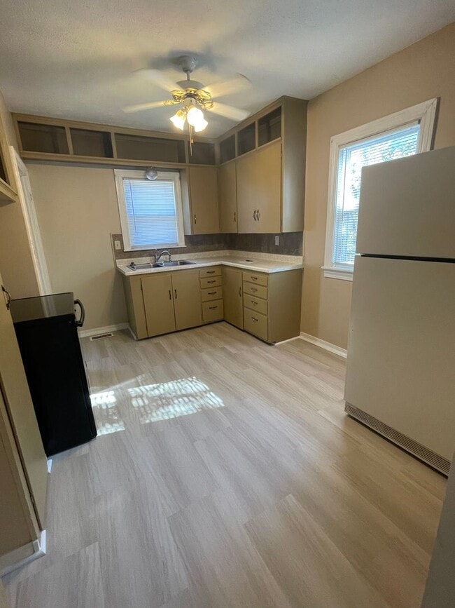 Building Photo - 2 Bedroom, 1 Bathroom House