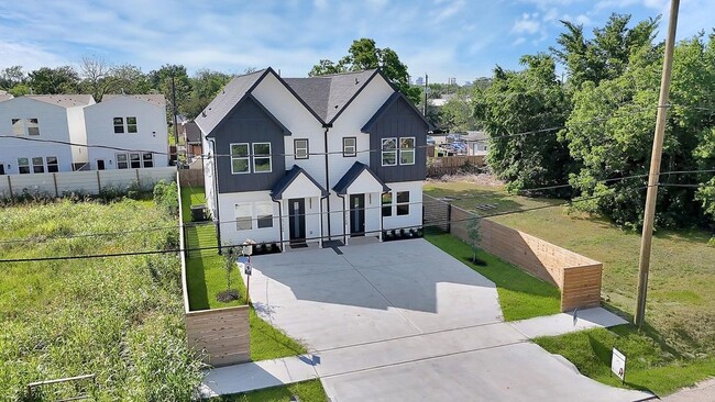 Building Photo - 6726 Dumble St