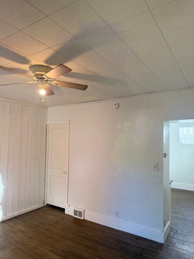 living room - 1305 Airbrake Ave