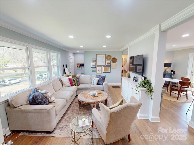 Building Photo - 652 Manhasset Rd