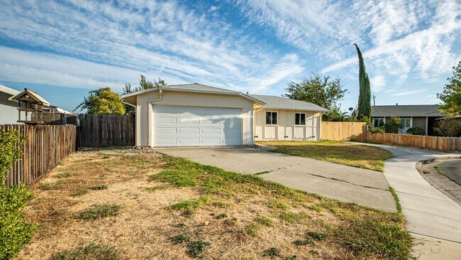 Foto del edificio - 4 Bedroom home with RV parking