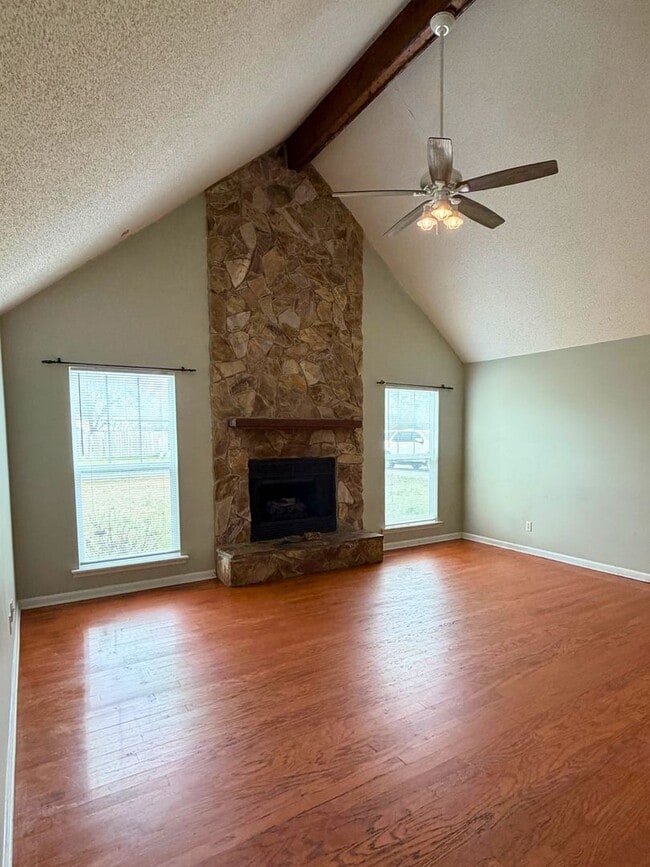 Building Photo - Spacious 3BR/2BA Home with Bonus Spaces & Large Fenced Yard