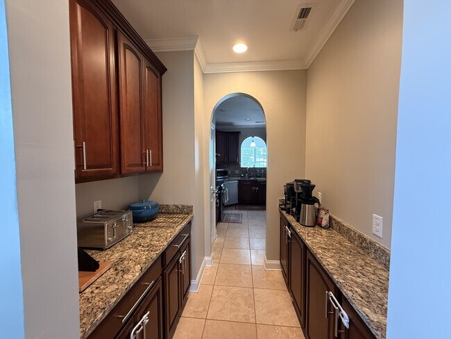 Building Photo - 704 Stagecoach Dr