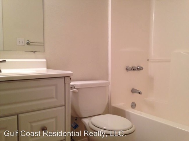 Building Photo - 3 br, 2 bath House - 1132 Oak St.