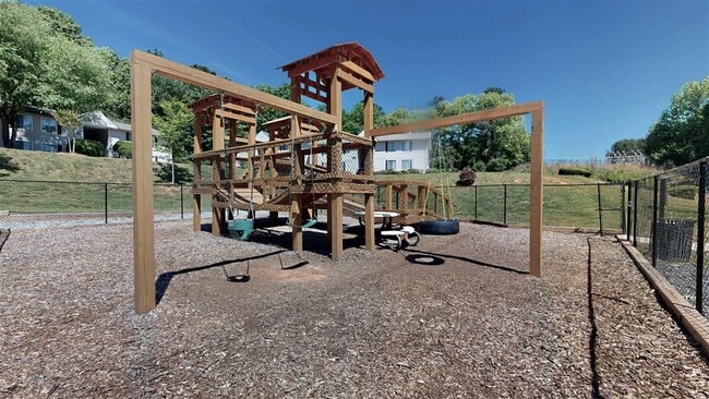 Building Photo - Vue on Medlock