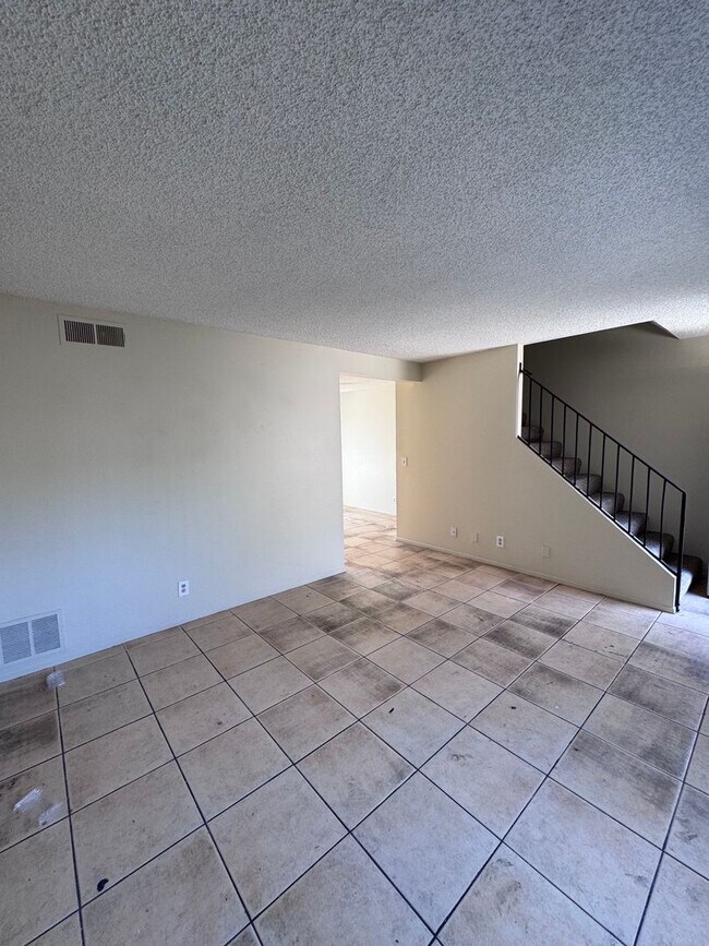 Foto del edificio - 2 Bedroom 1.5 Bath Attached unit available