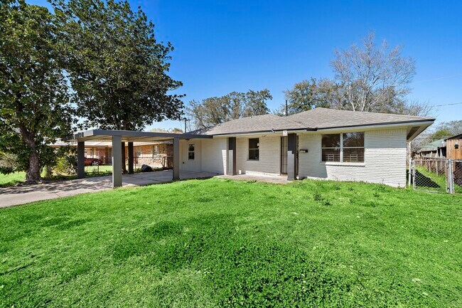 Foto del edificio - 3121 Chimira Ln