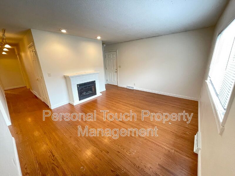 737 Oak St N Unit Upper, Fargo, ND 58102 Condo for Rent in Fargo, ND