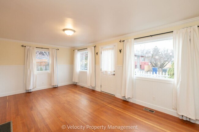 Building Photo - Charming Westside Cottage