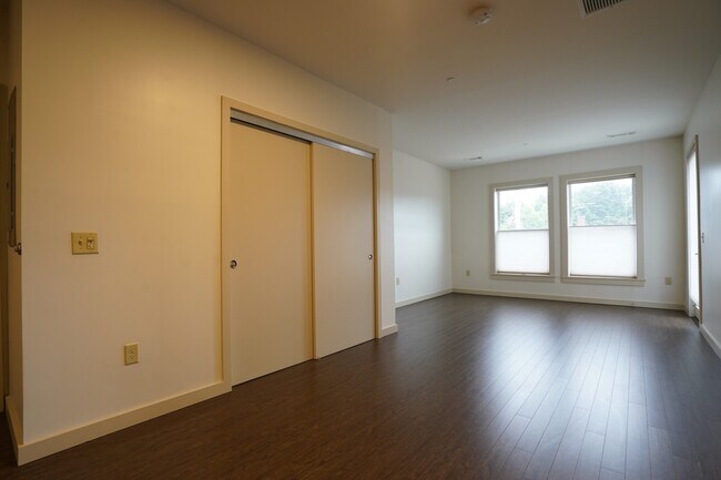 Foto del edificio - 400 Langley Rd