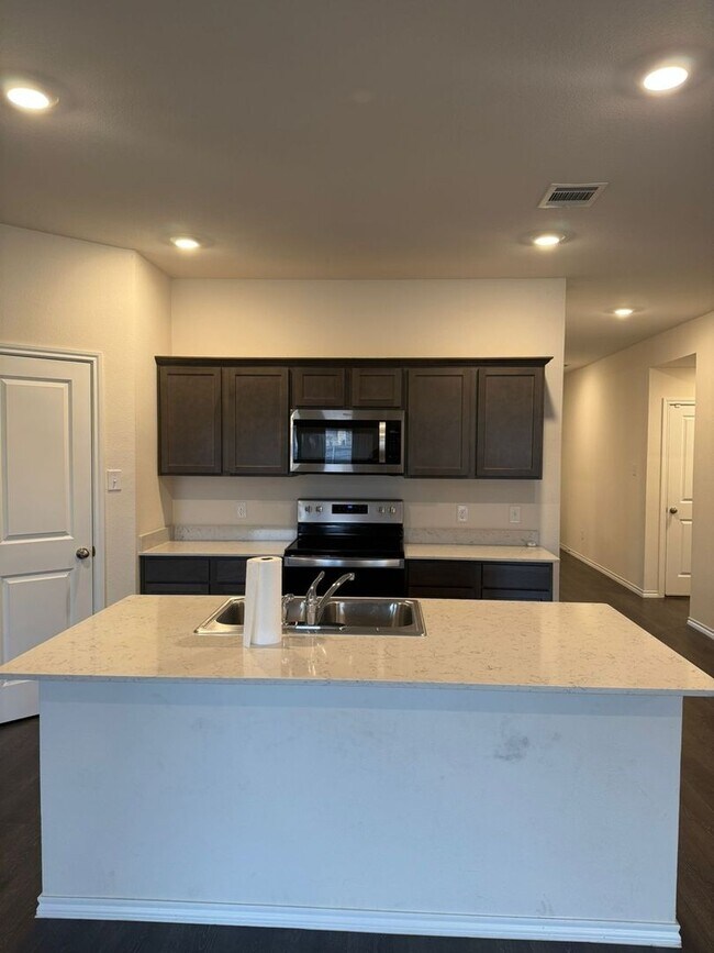 Foto del edificio - Spacious 4BR House in Aubrey