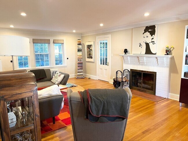 Building Photo - 10 Duxbury Rd