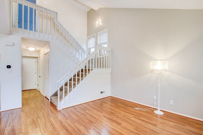 Foto del edificio - Impeccably Maintained End Unit Townhome wi...