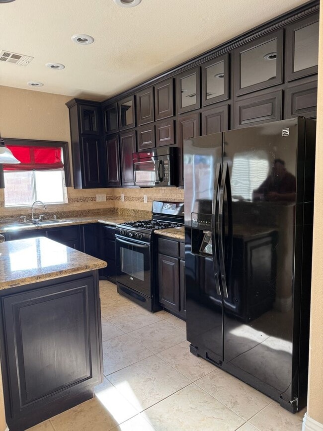 Foto del edificio - Fabulous Floor-Plan in Paradise Court!