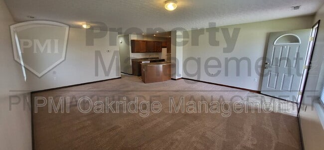 Building Photo - 740 Meadow Glen Ave