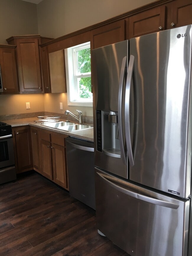 Building Photo - 631 E Chestnut St