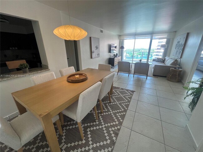 Foto del edificio - 5161 Collins Ave Unit 1211