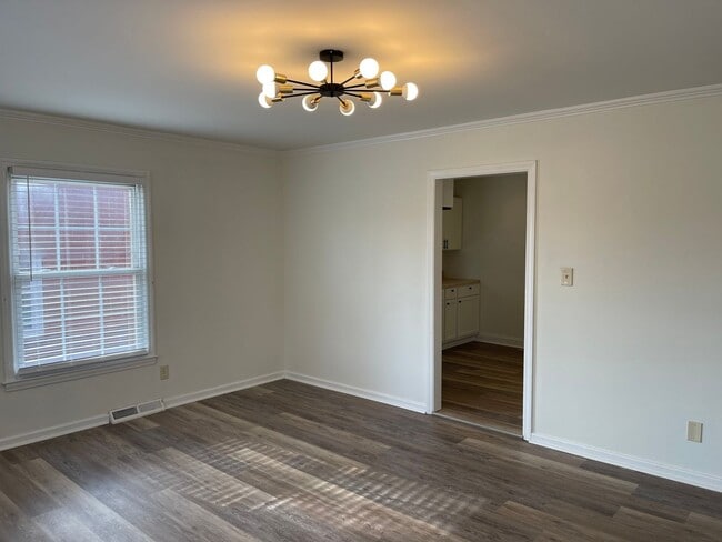 Building Photo - Available Now! 3 Bed/1 Bath in Enderly Park!