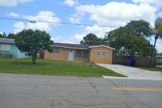 Building Photo - 896 SW 64th Terrace