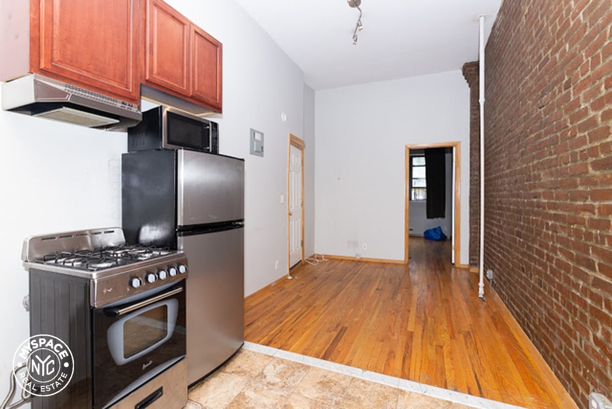 Primary Photo - 560 Grand St