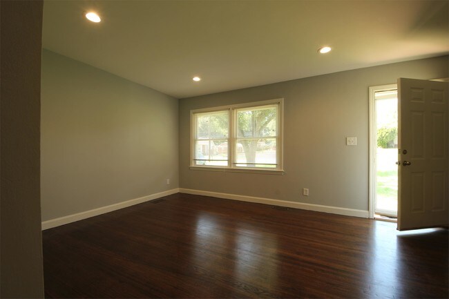 Building Photo - 3700 Crestridge Dr