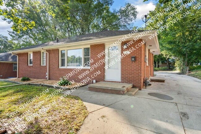 Building Photo - SHORT TERM LEASE SOUTHSIDE GEM!! 3 Bedroom...