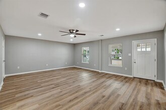 Building Photo - 908 Thomas Ave