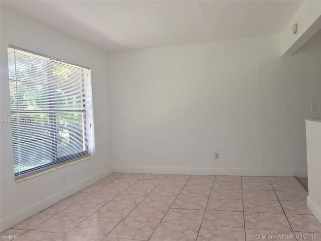 Foto del edificio - 2 br, 1 bath Duplex - 1720 NW 50th St # 1722
