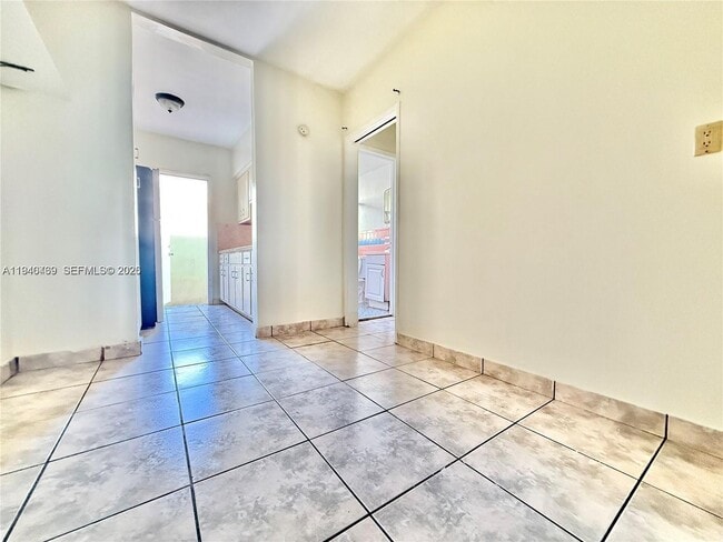 Foto del edificio - 7625 Harding Ave