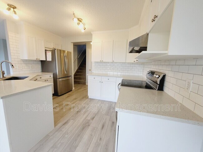 Photo du bâtiment - 3550 McLean Crescent SW