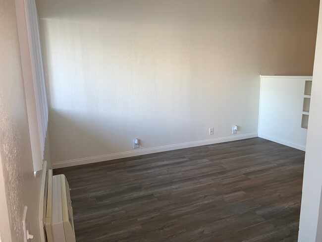 Sala de estar y pared con aire acondicionado - Santa Clarita Apartments