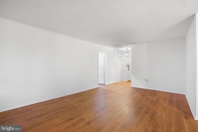 Foto del edificio - 3705 S George Mason Dr