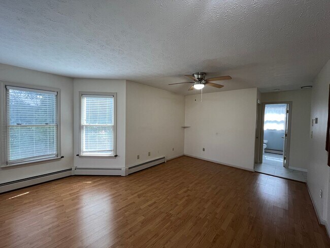 Building Photo - Spacious 2 Bedroom 2.5 Bath